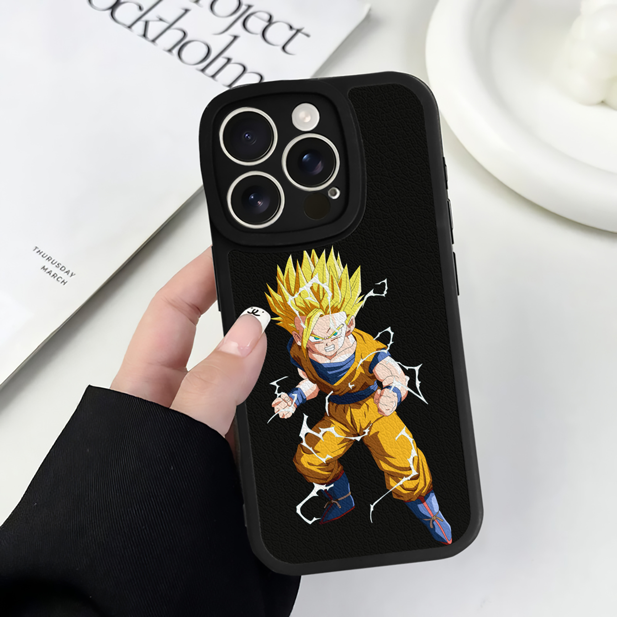 （画像用） ドラゴンボール 孫 悟飯（そんごはん）DRAGON BALL Son Gohan 【iPhone 16シリーズ対応】シリコンスマホケース（レザー調） 材質：シリコン